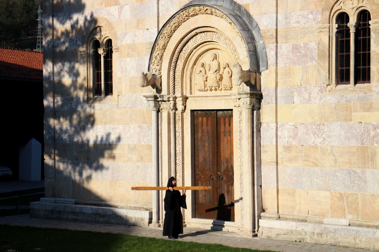 Porte dans le monastère Decani