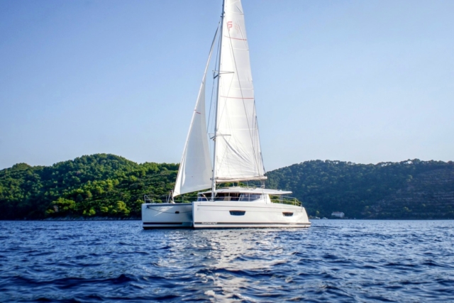 Catamaran Helia 44