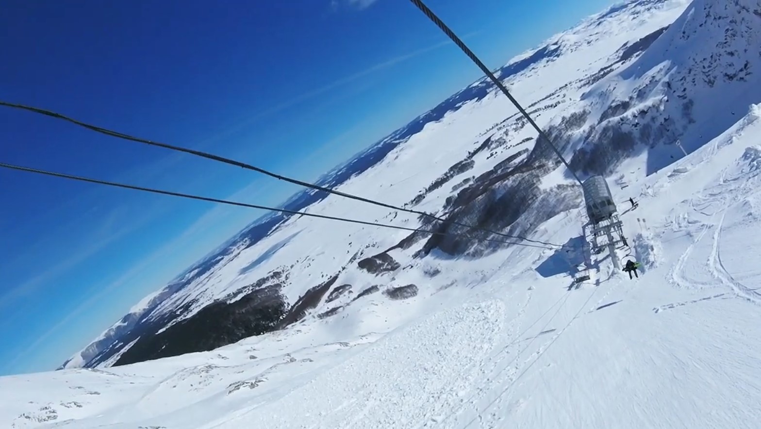 The resort features the two-seater cable car “Savin kuk I„ which spans 1,550 meters in length and ascends to the peak of Savin kuk at 1,907 meters above sea level. This lift grants access to 3.8 kilometers of picturesque ski runs comprised of blue and red slopes along with a dedicated children’s trail.