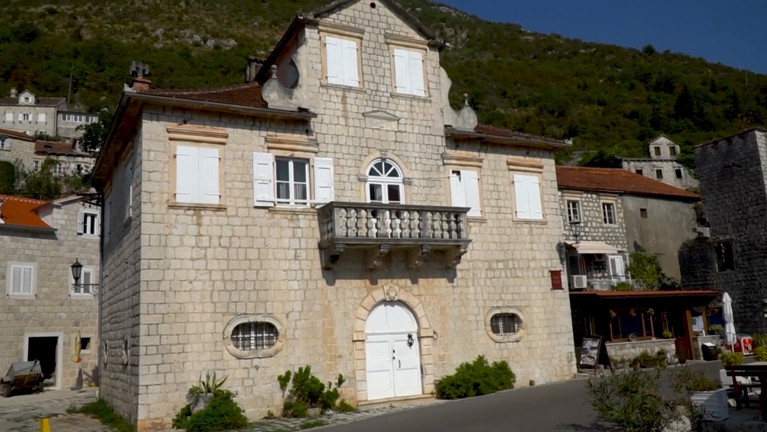 Perast - Bronza Palace